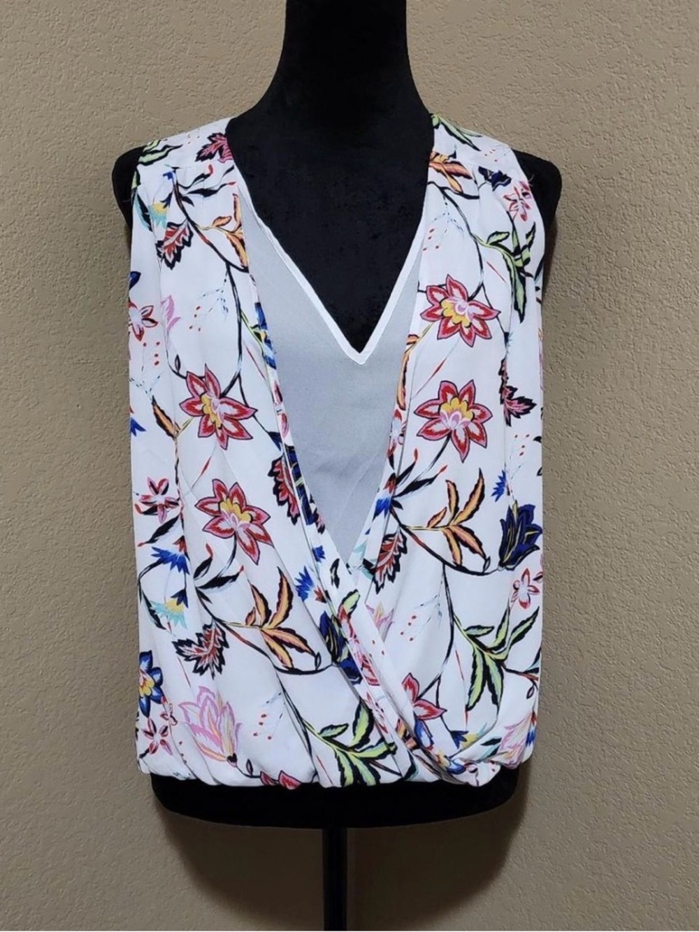 Finn & Grace - White floral print sleeveless blouse with V-neckline & wrap front
